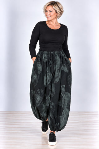 Damen-Ballonhose in schwarz aus Feincord mit großen verwaschenen Kreisen, elastischem Bund und gerafften Beinabschlüssen