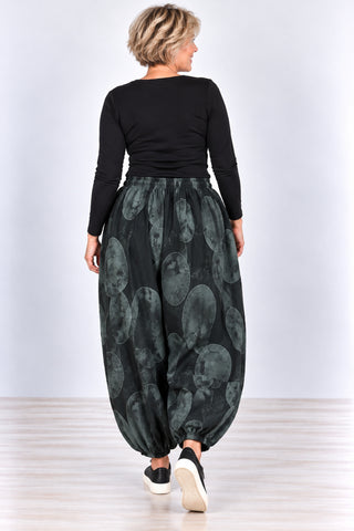 Damen-Ballonhose  in schwarz aus Feincord mit großen verwaschenen Kreisen, elastischem Bund und gerafften Beinabschlüssen, Hinterteil