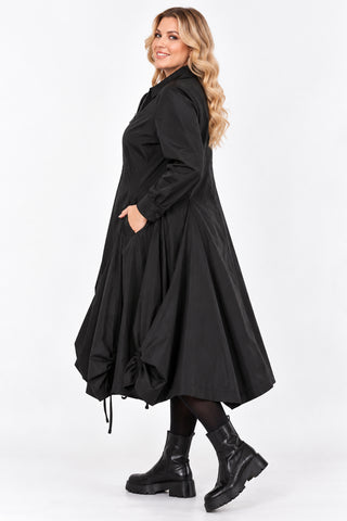 Schwarzes Blusenkleid von Vincenzo Allocca aus Baumwoll-Stretch mit Hemdkragen, Zwei-Wege-Reißverschluss, seitlichen Raffungen und ausgestellter Silhouette, von der Seite
