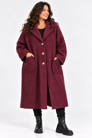 Oversize Bouclé-Mantel in Beere aus weichem Viskose-Mix mit Reverskragen, Knöpfen, aufgesetzten Taschen und gecutteten Nähten