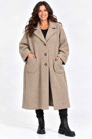 Oversize Bouclé-Mantel in beige aus weichem Viskose-Mix mit Reverskragen, Knöpfen, aufgesetzten Taschen und gecutteten Nähten