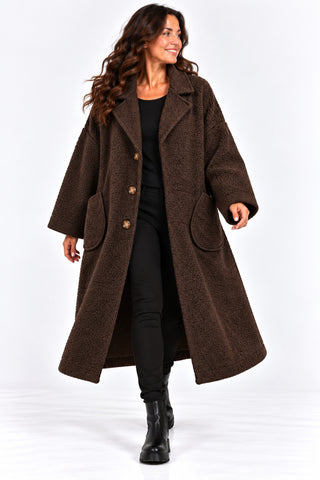Oversize Bouclé-Mantel in Braun aus weichem Viskose-Mix mit Reverskragen, Knöpfen, aufgesetzten Taschen und gecutteten Nähten