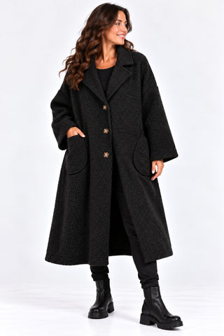 Oversize Bouclé-Mantel in schwarz aus weichem Viskose-Mix mit Reverskragen, Knöpfen, aufgesetzten Taschen und gecutteten Nähten