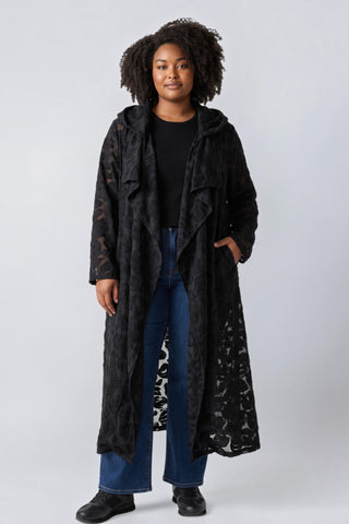 Plus Size Cardigan von Vincenzo Allocca aus leicht transparentem Ausbrenner-Stoff mit Wasserfallkragen, Bändchen und seitlichen Eingrifftaschen.