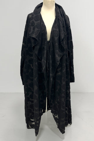 Plus Size Cardigan von Vincenzo Allocca aus leicht transparentem Ausbrenner-Stoff mit Wasserfallkragen, Bändchen und seitlichen Eingrifftaschen.