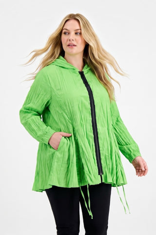 Grüne Crash-Jacke für Damen in großen Größen mit Kapuze, Reißverschluss, 3/4-Ärmeln und verstellbarem Saum – moderne Plus Size Mode von Vincenzo Allocca.