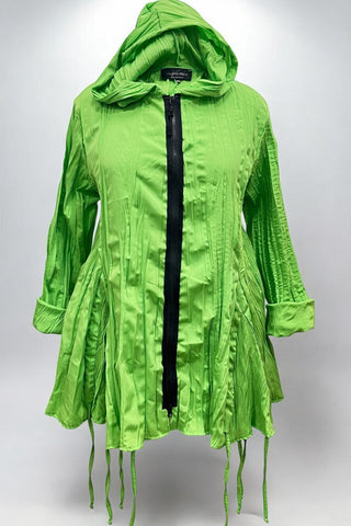 Grüne Crash-Jacke für Damen in großen Größen mit Kapuze, Reißverschluss, 3/4-Ärmeln und verstellbarem Saum – moderne Plus Size Mode von Vincenzo Allocca.