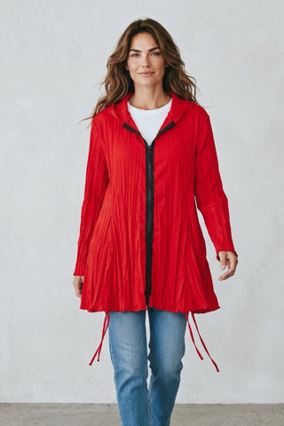 Rote Crash-Jacke für Damen in großen Größen mit Kapuze, Reißverschluss, 3/4-Ärmeln und verstellbarem Saum – moderne Plus Size Mode von Vincenzo Allocca.