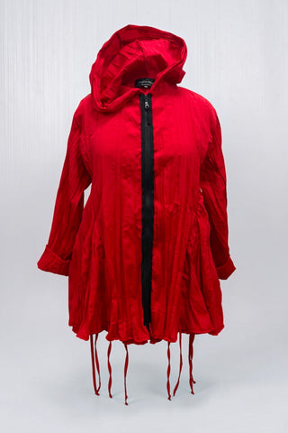 Rote Crash-Jacke für Damen in großen Größen mit Kapuze, Reißverschluss, 3/4-Ärmeln und verstellbarem Saum – moderne Plus Size Mode von Vincenzo Allocca.