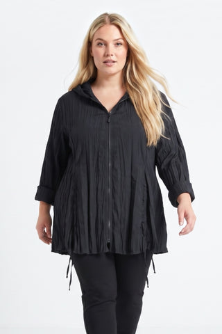 Schwarze Crash-Jacke für Damen in großen Größen mit Kapuze, Reißverschluss, 3/4-Ärmeln und verstellbarem Saum – moderne Plus Size Mode von Vincenzo Allocca.