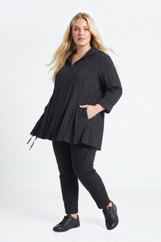 Schwarze Crash-Jacke für Damen in großen Größen mit Kapuze, Reißverschluss, 3/4-Ärmeln und verstellbarem Saum – moderne Plus Size Mode von Vincenzo Allocca.