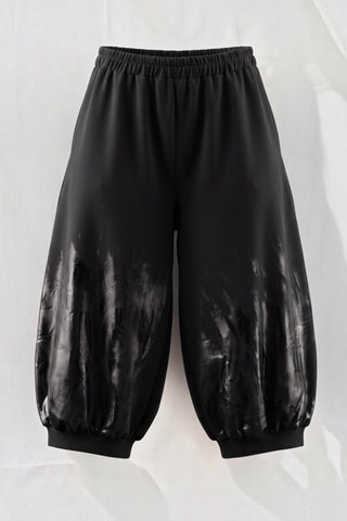 Extravagante Ballonhose von Vincenzo Allocca aus schwerem Baumwoll-Jersey mit handbemaltem schwarzem Lack im Vorderteil, One Size 44–56.