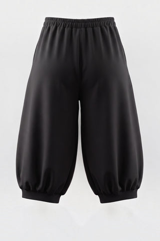 Extravagante Ballonhose von Vincenzo Allocca -Rückseite- aus schwerem Baumwoll-Jersey mit handbemaltem schwarzem Lack im Vorderteil, One Size 44–56.