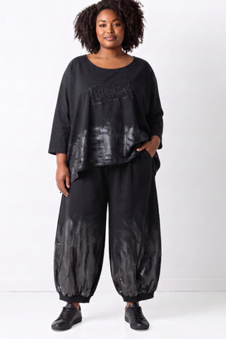 Extravagante Ballonhose von Vincenzo Allocca aus schwerem Baumwoll-Jersey mit handbemaltem schwarzem Lack im Vorderteil, One Size 44–56.