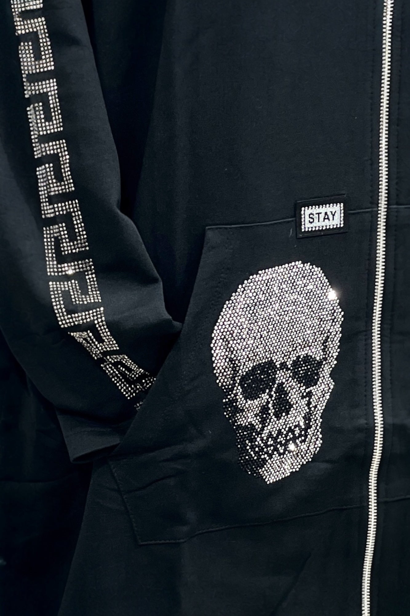 Sweatshirt-Jacke mit Skull