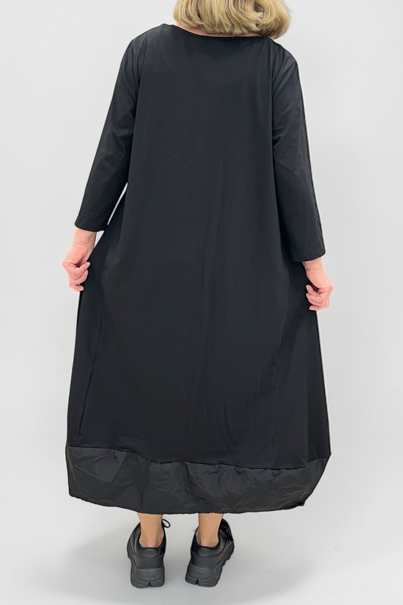 Dress in a fabric mix