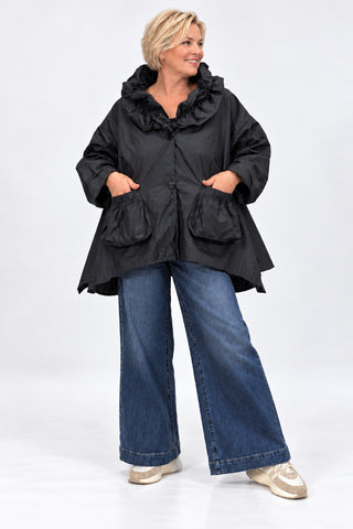 Schwarze Oversize-Jacke von Vincenzo Allocca aus hochwertigem Memory-Stoff mit voluminösem gerafftem Kragen, Knopfverschluss und zwei aufgesetzten Taschen