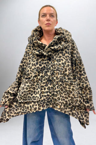 Damen Jacke von Vincenzo Allocca aus Woll-Mix mit Animal-Print, drapiertem Kragen, A-Linie, seitlich längerem Schnitt und aufgesetzten Taschen.