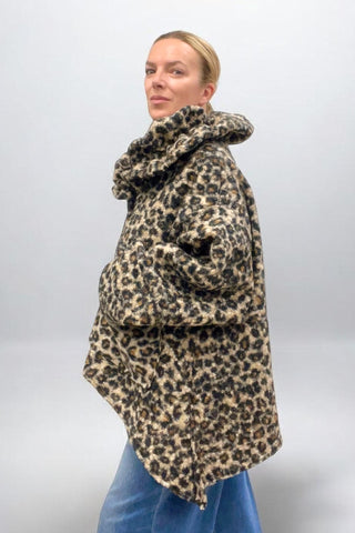 Damen Jacke von Vincenzo Allocca aus Woll-Mix mit Animal-Print, drapiertem Kragen, A-Linie, seitlich längerem Schnitt und aufgesetzten Taschen.