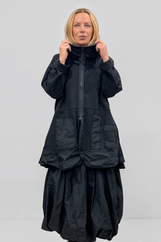 Avantgarde Jacke von Vincenzo Allocca im Materialmix mit Memory-Patches, Kapuze aus Memory-Stoff, 2-Wege-Reißverschluss, verlängertem Rücken und seitlichen Eingrifftaschen