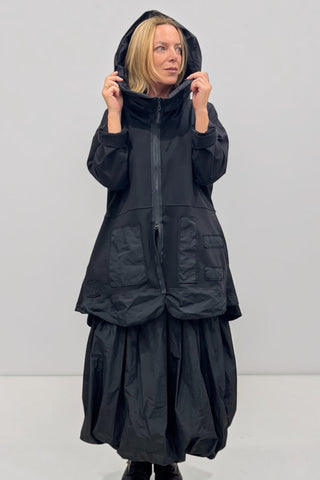 Avantgarde Jacke von Vincenzo Allocca im Materialmix mit Memory-Patches, Kapuze aus Memory-Stoff, 2-Wege-Reißverschluss, verlängertem Rücken und seitlichen Eingrifftaschen