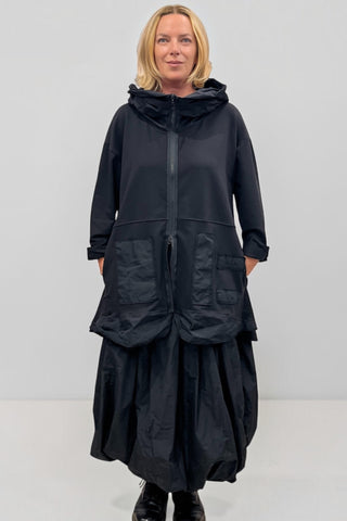Avantgarde Jacke von Vincenzo Allocca im Materialmix mit Memory-Patches, Kapuze aus Memory-Stoff, 2-Wege-Reißverschluss, verlängertem Rücken und seitlichen Eingrifftaschen