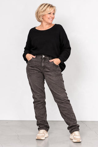KAROSTAR Stretch-Jeans mit hohem Bund, leichter Crash-Optik und dekorativem Schmuck-Knopf am Curvy-Model.