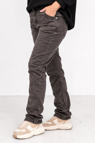 KAROSTAR Stretch-Jeans mit hohem Bund, leichter Crash-Optik und dekorativem Schmuck-Knopf am Curvy-Model.