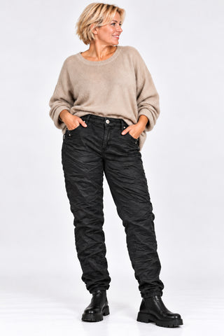KAROSTAR Stretch-Jeans mit hohem Bund, leichter Crash-Optik und dekorativem Schmuck-Knopf am Curvy-Model.
