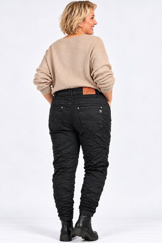 KAROSTAR Stretch-Jeans mit hohem Bund, leichter Crash-Optik und dekorativem Schmuck-Knopf am Curvy-Model.
