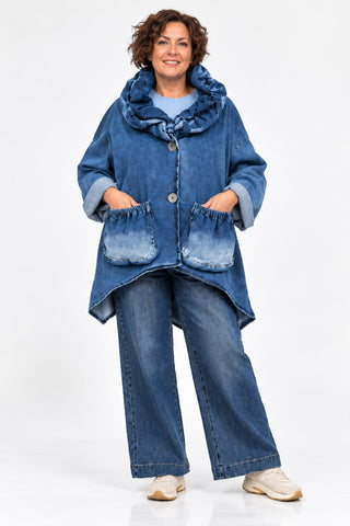 Blaue Oversize-Jeansjacke von Vincenzo Allocca in blau mit voluminösem Kragen, aufgesetzten Taschen und asymmetrischem Saum