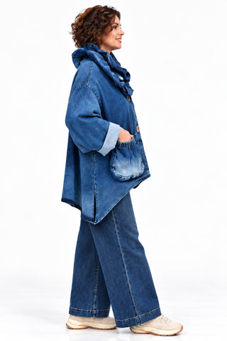 Blaue Oversize-Jeansjacke von Vincenzo Allocca in blau mit voluminösem Kragen, aufgesetzten Taschen und asymmetrischem Saum, Seitenansicht