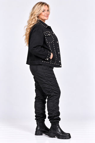 Schwarze Damen-Jeansjacke von Vincenzo Allocca mit silberfarbenen Nieten, Knopfleiste, Brusttaschen und seitlichen Eingrifftaschen, Seitenansicht