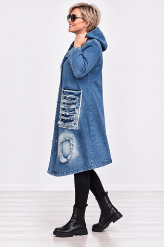 Blauer Jeansmantel von Vincenzo Allocca mit Kapuze, ausgefransten Applikationen, großen aufgesetzten Taschen und asymmetrischem Saum, Seitenansicht