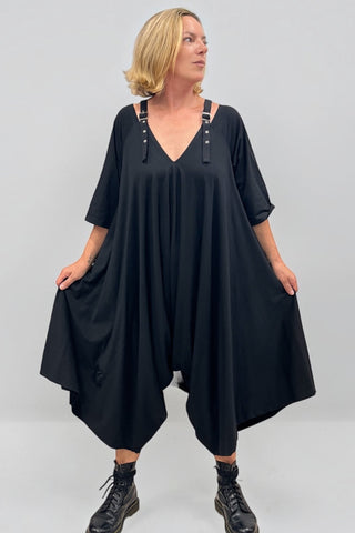 Damen-Jumpsuit von Vincenzo Allocca im Haremsstyle mit tiefem Schritt, 3/4-Ärmeln, V-Ausschnitt, verstellbaren Trägern und seitlich kürzer geschnittener Hose, auch schulterfrei tragbar
