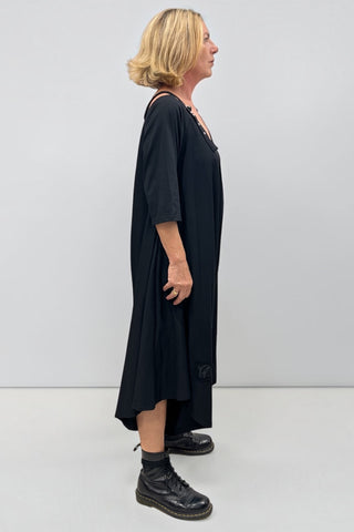 Damen-Jumpsuit von Vincenzo Allocca im Haremsstyle mit tiefem Schritt, 3/4-Ärmeln, V-Ausschnitt, verstellbaren Trägern und seitlich kürzer geschnittener Hose, auch schulterfrei tragbar