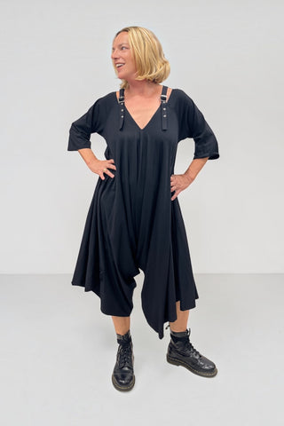 Damen-Jumpsuit von Vincenzo Allocca im Haremsstyle mit tiefem Schritt, 3/4-Ärmeln, V-Ausschnitt, verstellbaren Trägern und seitlich kürzer geschnittener Hose, auch schulterfrei tragbar