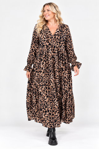 Curvy Model trägt knöchellanges Leo-Maxikleid aus 100 % Viskose mit V-Ausschnitt, Rüschen und langen Ärmeln von Vincenzo Allocca