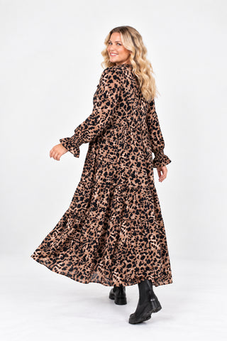 Curvy Model trägt knöchellanges Leo-Maxikleid aus 100 % Viskose mit V-Ausschnitt, Rüschen und langen Ärmeln von Vincenzo Allocca