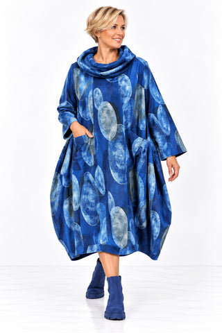 Blaues Feincordkleid  von New Collection in lässiger Ballonform mit großflächigem Kreismuster, weitem Kragen und seitlichen Taschen