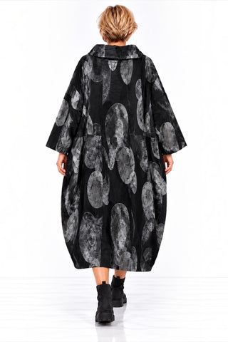 Schwarzes  Feincordkleid  von New Collection in lässiger Ballonform mit großflächigem Kreismuster, weitem Kragen und seitlichen Taschen, Rückenteil