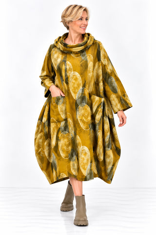 Feincordkleid  in senfgelb von New Collection in lässiger Ballonform mit großflächigem Kreismuster, weitem Kragen und seitlichen Taschen