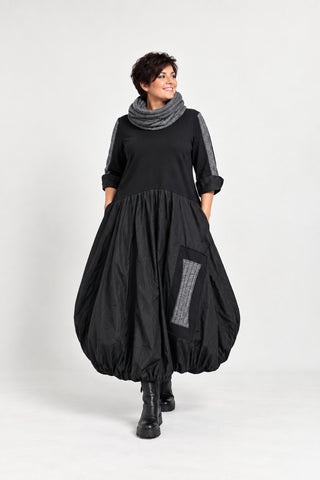 Schwarzes Curvy Ballonkleid von Vincenzo Allocca mit grauen Details, abnehmbarem Rollkragen, voluminösem Memory-Rock und seitlichen Eingrifftaschen