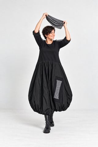 Schwarzes Curvy Ballonkleid von Vincenzo Allocca mit grauen Details, abnehmbarem Rollkragen, voluminösem Memory-Rock und seitlichen Eingrifftaschen
