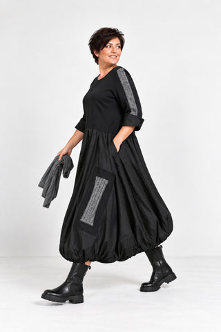 Schwarzes Curvy Ballonkleid von Vincenzo Allocca mit grauen Details, abnehmbarem Rollkragen, voluminösem Memory-Rock und seitlichen Eingrifftaschen
