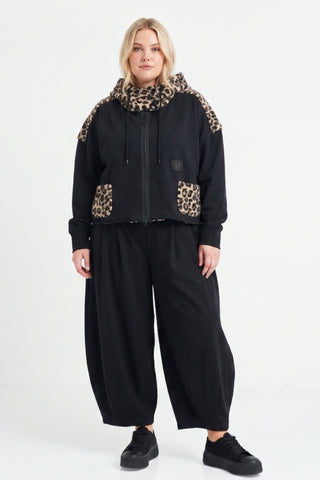 Vincenzo Allocca Plus Size Kurzjacke aus Baumwolle mit Leo-Wollmix-Einsätzen, Kapuze und 2-Wege-Reißverschluss – Damenmode in großen Größen.

