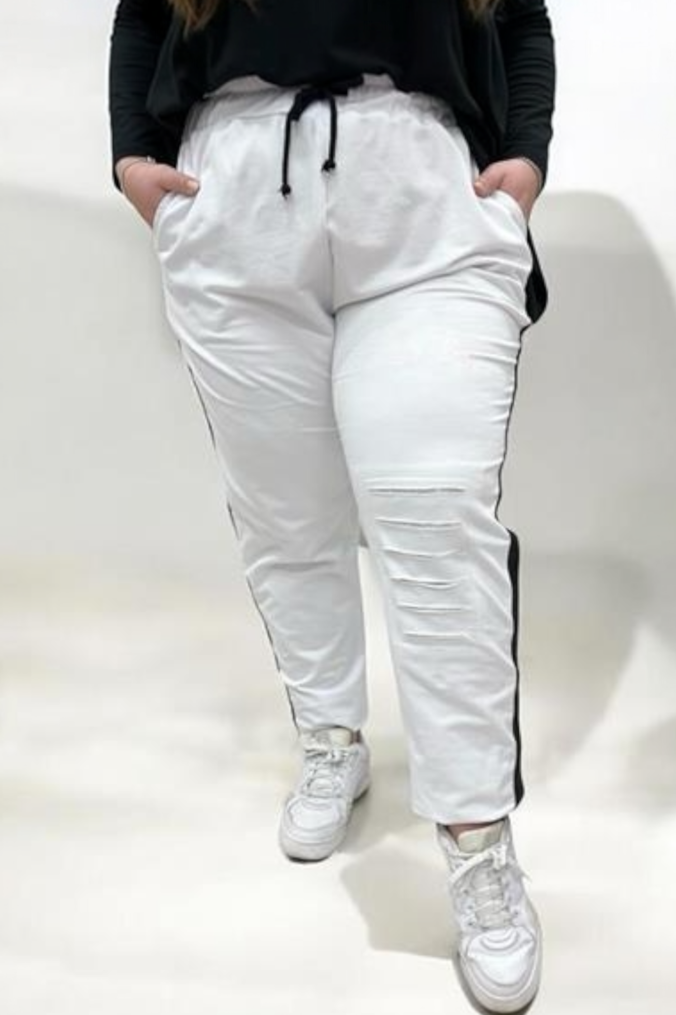 Jogging pants with appliqué