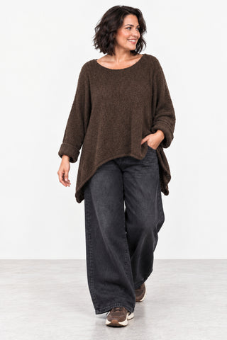 Dunkelbrauner Oversize Strickpullover mit Rundhalsausschnitt, weiten Ärmeln und asymmetrischem Saum in weicher Strickstruktur