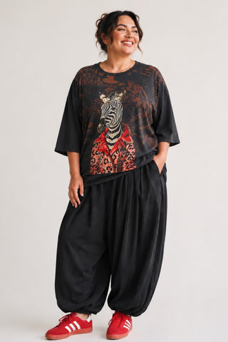 Oversize Shirt von Frenzi in Einheitsgröße. Der Stoff ist sehr weich und durch den Elasthananteil sehr angenehm auf der Haut. 3/4 Ärmel.
Der weite Schnitt schmeichelt der  Figur. Toll zu kombinieren.
