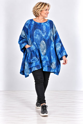 Oversize-Shirt in blau aus Feincord mit großem Kreismuster, geraffter Tasche und asymmetrischem Saum